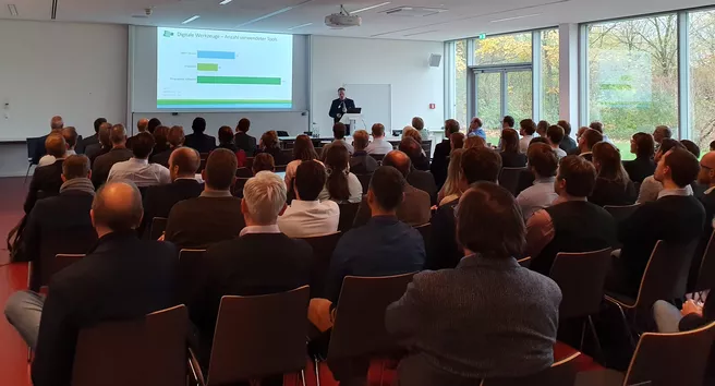 Bild 2: Präsentation von Statistiken der Begleitfor-schung durch Prof. Müller - Quelle: Wissenschaftliche Begleitforschung EnergieWendeBauen