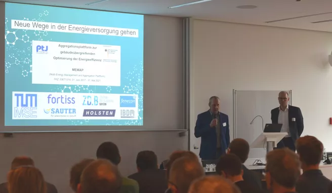 Bild 3: Präsentation des Projektes MEMAP durch Herrn Kramer und Herrn Duchon - Quelle: Wissenschaftliche Begleitforschung EnergieWendeBauen