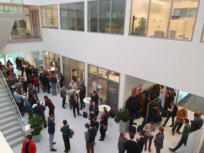 Bild 4: Kaffepause in der Forumshalle des ZEI, Zeit zum Netzwerken - Quelle: Wissenschaftliche Begleitforschung EnergieWendeBauen