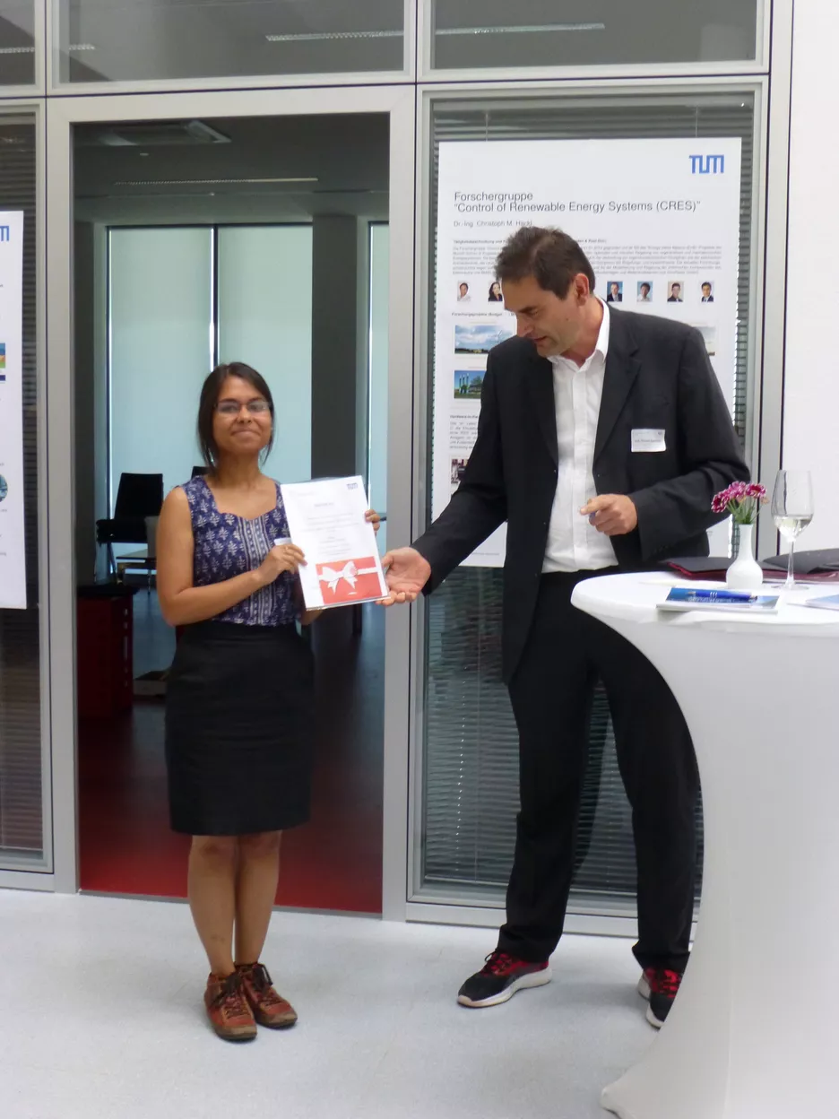 Preisverleihung, Shambhavi Pratap und Prof. Thomas Hamacher