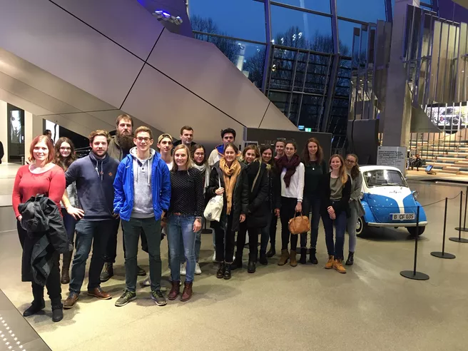 Studierende im BMW-Werk (TUM / tbd).