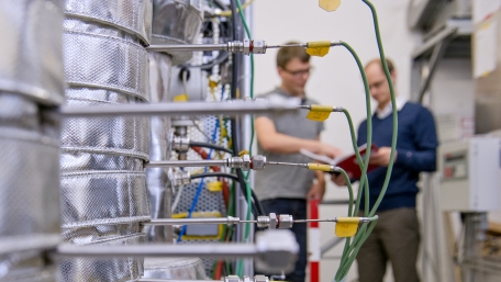 Nahaufnahme einer Versuchsanlage zur Aufbereitung von synthetischem Erdgas aus Biomasse Nahaufnahme einer Versuchsanlage zur Aufbereitung von synthetischem Erdgas aus Biomasse