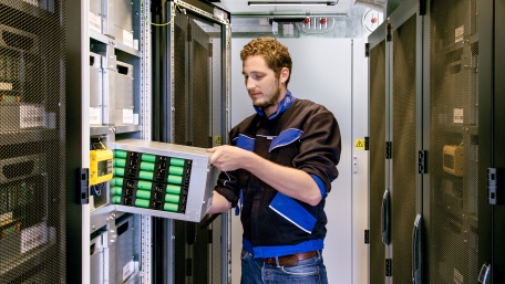 Wartung eines Batterieblocks im inneren des Energiespeichers „Energy Neighbor“ Wartung eines Batterieblocks im inneren des Energiespeichers „Energy Neighbor“